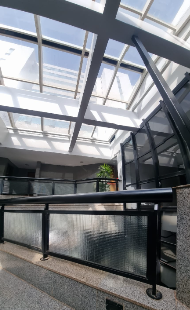 Panorâmica do interior - corredor com teto de vidro