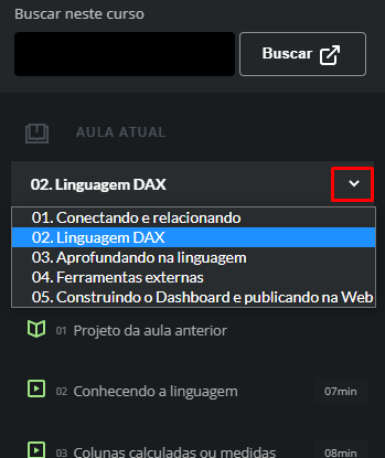 Print do menu de navegação de um curso na alura com a seta que abre para as opções de todas as aulas do curso marcada com um retângulo vermelho