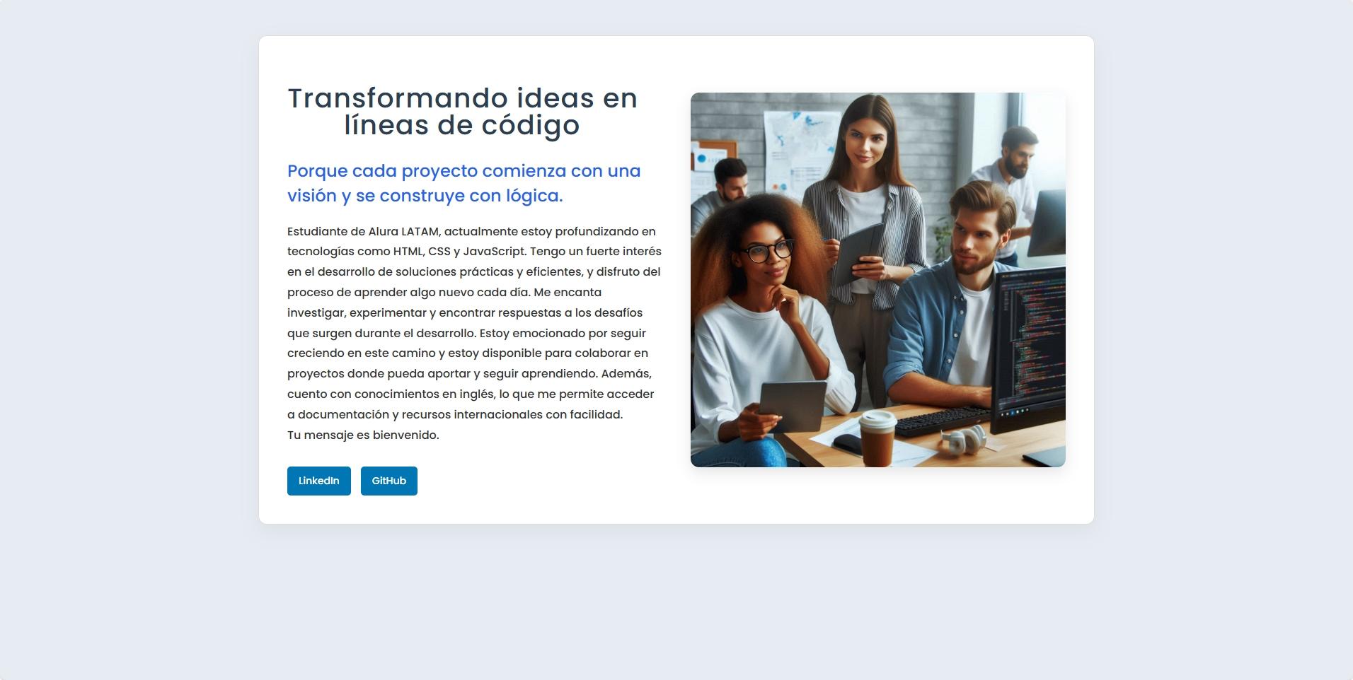Portafolio personal con texto sobre desarrollo web a la izquierda y foto de personas trabajando a la derecha